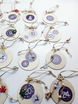 24 Weihnachtskugeln mit Zahlen und Holzdekor